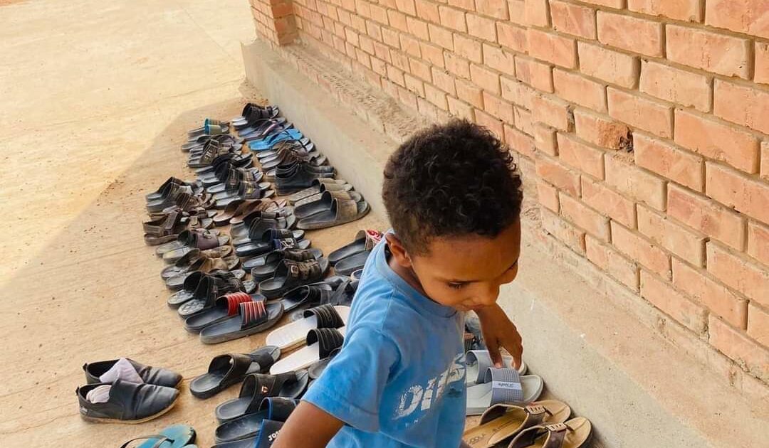 لم يمنعه صغر سنه من عمل الخير..طفل سوداني يلفت الأنظار و يقوم بترتيب الأحذية أمام أحد المساجد FB IMG 1649012023574