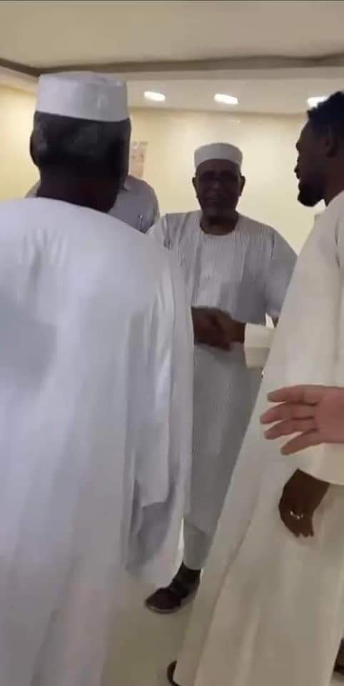 بالصورة : شاهد.. ظهور البشير في إحدى المستشفيات في زيارة لأحد المرضى FB IMG 1650371940573
