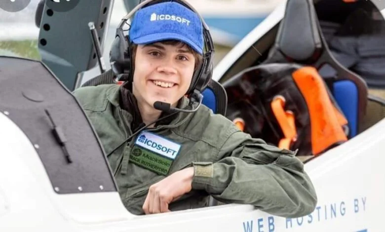 بالصور.. أصغر طيار في العالم يهبط بمطار الخرطوم استكمالاً لرحلته FB IMG 1650648437148 780x470 1