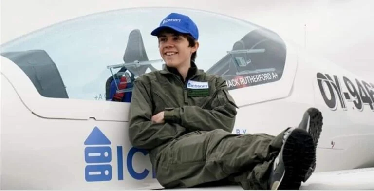 بالصور.. أصغر طيار في العالم يهبط بمطار الخرطوم استكمالاً لرحلته FB IMG 1650648439392 768x392 1