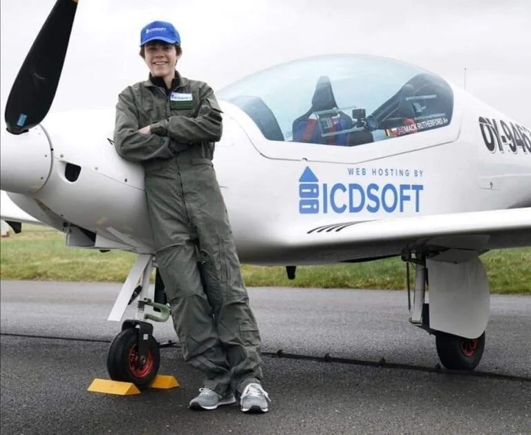 بالصور.. أصغر طيار في العالم يهبط بمطار الخرطوم استكمالاً لرحلته FB IMG 1650648445491 768x630 1