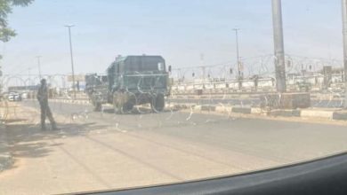 بالصورة : شاهد.. إغلاق شارع المطار بالأسلاك الشائكة بواسطة القوات المسلحة IMG 20220406 WA0009