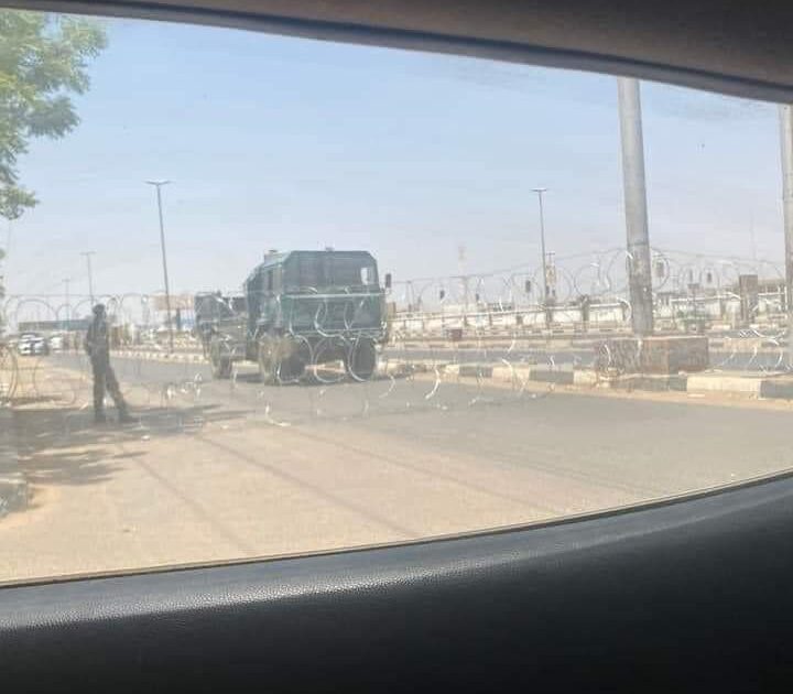 بالصورة : شاهد.. إغلاق شارع المطار بالأسلاك الشائكة بواسطة القوات المسلحة IMG 20220406 WA0009