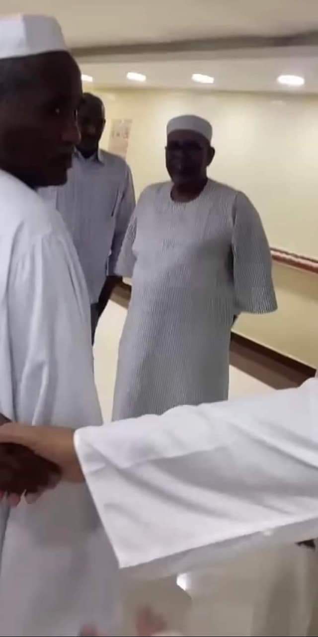 بالصورة : شاهد.. ظهور البشير في إحدى المستشفيات في زيارة لأحد المرضى IMG 20220419 WA0004