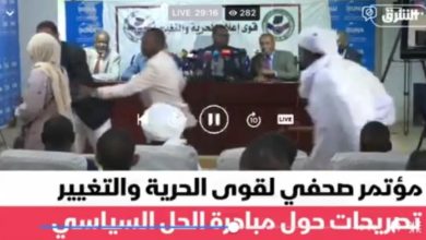 عاجل | شاهد.. صحفية سودانية تقذف التوم هجو بحذائها Screenshot ٢٠٢٢٠٤٠٥ ١٥٢٤١٠