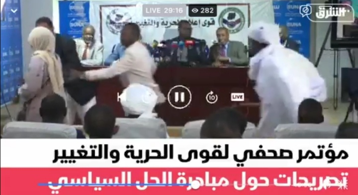 عاجل | شاهد.. صحفية سودانية تقذف التوم هجو بحذائها Screenshot ٢٠٢٢٠٤٠٥ ١٥٢٤١٠
