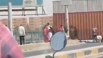 شاهد متظاهرون يحاولون عبور الحاويات زحفا.. فيديو و صورة Screenshot ٢٠٢٢٠٤٠٦ ١٤٣٤٠٧