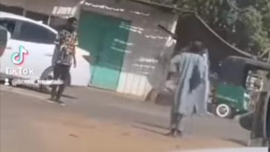 بالفيديو : شاهد.. على طريقة جون سينا و المصارعة.. شاب يعاقب 9 طويلة بالضربة القاضية Screenshot ٢٠٢٢٠٤١٤ ١٤٥٧٢٧