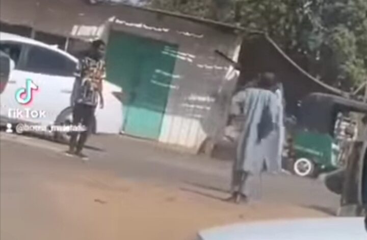 بالفيديو : شاهد.. على طريقة جون سينا و المصارعة.. شاب يعاقب 9 طويلة بالضربة القاضية Screenshot ٢٠٢٢٠٤١٤ ١٤٥٧٢٧ - بالفيديو : شاهد.. على طريقة جون سينا و المصارعة.. شاب يعاقب 9 طويلة بالضربة القاضية