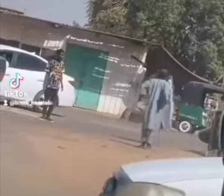 بالفيديو : شاهد.. على طريقة جون سينا و المصارعة.. شاب يعاقب 9 طويلة بالضربة القاضية Screenshot ٢٠٢٢٠٤١٤ ١٤٥٧٢٧