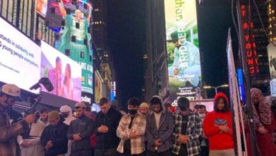 شاهد: لأول مرة في تاريخ أمريكا.. المئات يؤدون صلاة التراويح في ساحة " تايم سكوير" بنيويورك التراويح في امريكا