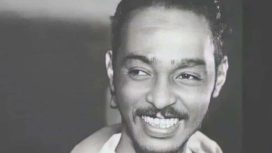 شباب السودان يسترجعون ذاكرة محمود عبدالعزيز “ابقو الصمود ما تبقو زيف” – بعد دعوة البرهان الفنان محمود عبدالعزيز