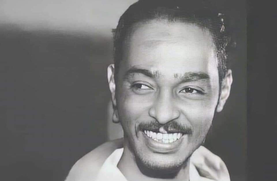 على أنغام “محمود عبدالعزيز” .. شاهد بالفيديو كيف رقص الجنوبيون وشجعوا المنتخب السوداني لكرة القدم الفنان محمود عبدالعزيز