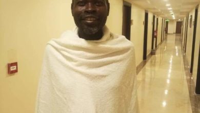 صاحب الترند المشهور في السودان “كلك واري اللو” في الأراضي المقدسة لأداء العمرة رماح