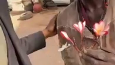 بالفيديو..رغم بساطة شكله سوداني يدهش الجميع و يتحدث اللغتين الفرنسية و الإنجليزية بطلاقة تامة ساب سوداني يتحدث لغتين