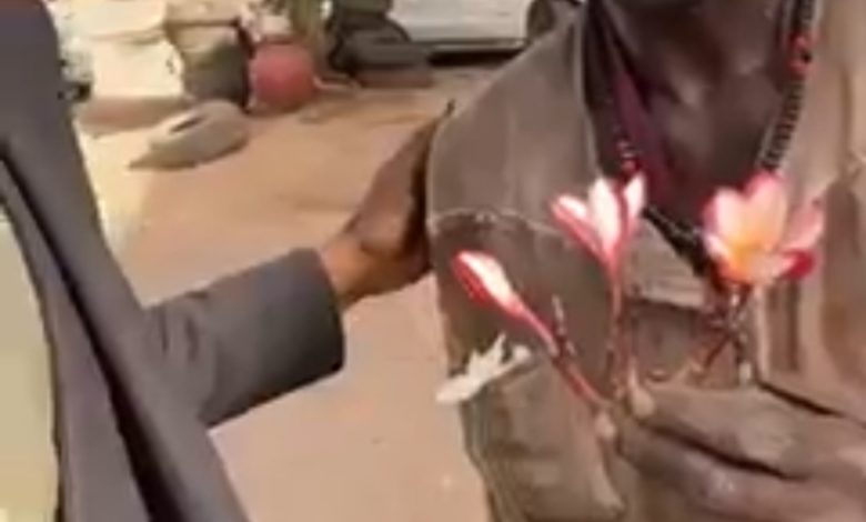 بالفيديو..رغم بساطة شكله سوداني يدهش الجميع و يتحدث اللغتين الفرنسية و الإنجليزية بطلاقة تامة ساب سوداني يتحدث لغتين