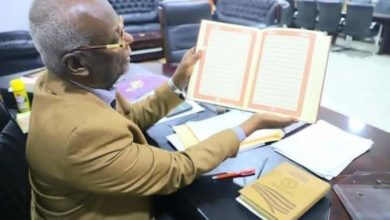 بروفيسور سوداني يثير إعجاب الجميع و يكتب القرآن بخط يده في 4 سنوات سوداني كتب القران