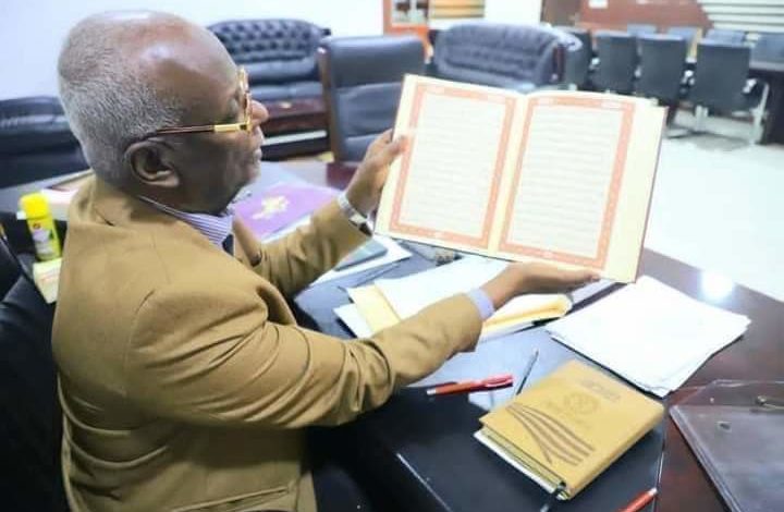 بروفيسور سوداني يثير إعجاب الجميع و يكتب القرآن بخط يده في 4 سنوات سوداني كتب القران