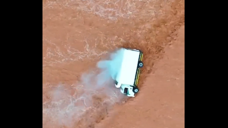 شاهد.. ثلاثة شبان سعوديين ينقذون وافدَين صينيَّين من سيول شعيب بشرى سيول السعودية