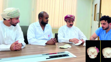 طبيب سوداني يشارك في إجراء عملية تعتبر الأولى من نوعها لترميم و زراعة جمجمة بمواد محلية في سلطنة عمان طبيب سوداني