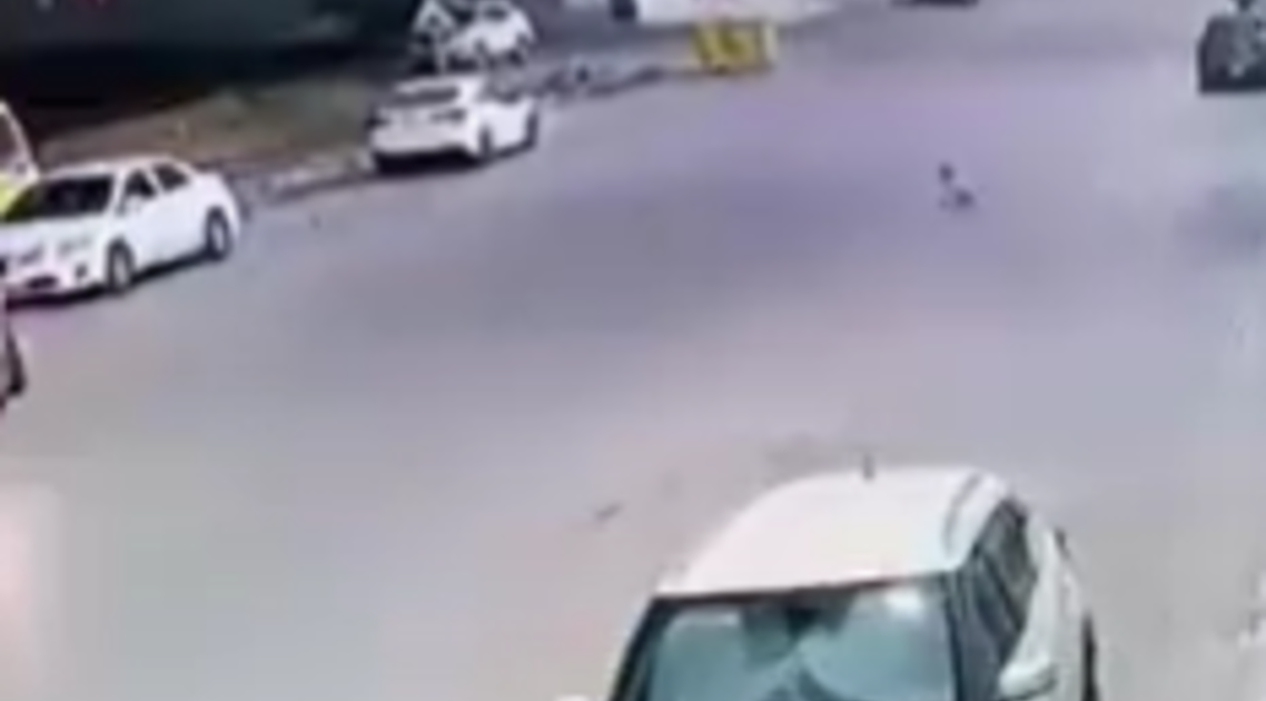 فيديو يثير غضباً بين سعوديين.. رضيع خرج يحبو وسط الشارع طفل يحبو في الشارع