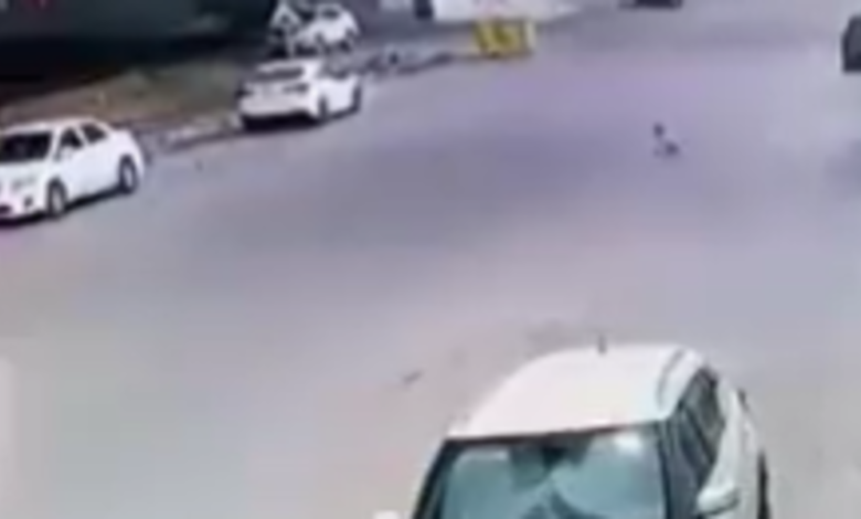 فيديو يثير غضباً بين سعوديين.. رضيع خرج يحبو وسط الشارع طفل يحبو في الشارع