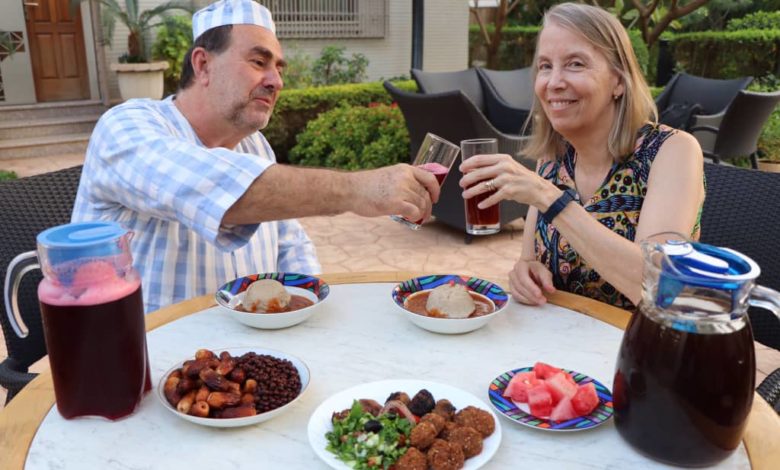 القائمة بأعمال السفارة الأمريكية في الخرطوم تأكل العصيدة ويعجبها الكركدى لوسي تاملين