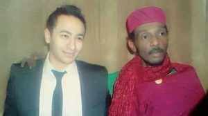 صورة نادرة جمعت الراحل محمود عبد العزيز و الفنان حمادة هلال..فما مناسبة هذه الصورة محمود عبد العزيز حمادة هلال
