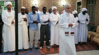 ولد لبات يؤم المصلين بدار حزب المؤتمر الشعبي ومريم الصادق ضمن المصلين ود لبات يؤم مصلين