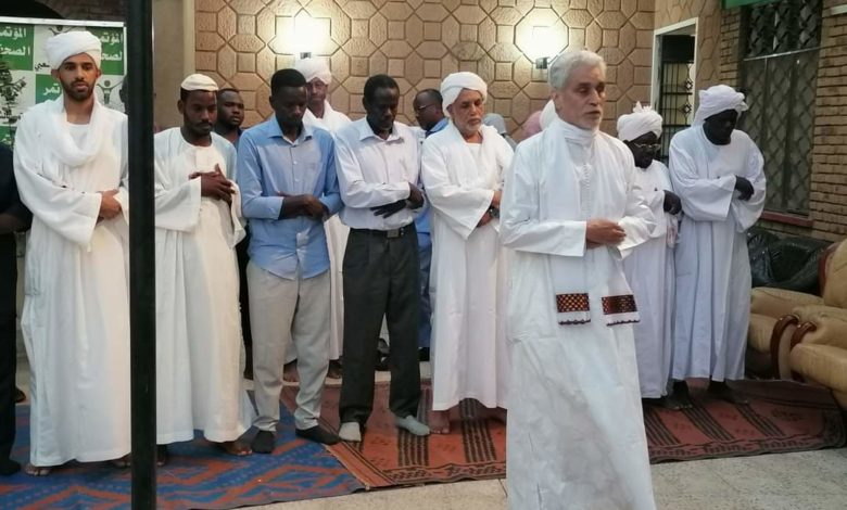 ولد لبات يؤم المصلين بدار حزب المؤتمر الشعبي ومريم الصادق ضمن المصلين ود لبات يؤم مصلين