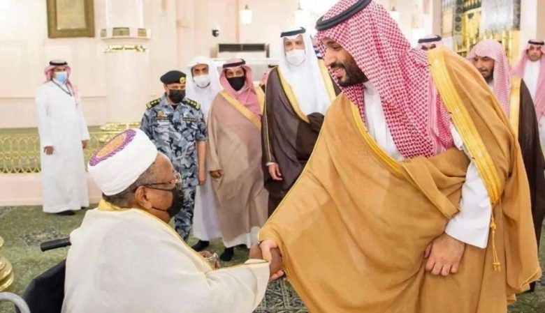 من هو الشخص الذي كان يجلس على "كرسي متحرك" وصافحه "ولي العهد السعودي" في المسجد النبوي؟ ولي العهد السعودي محمد بن سلمان