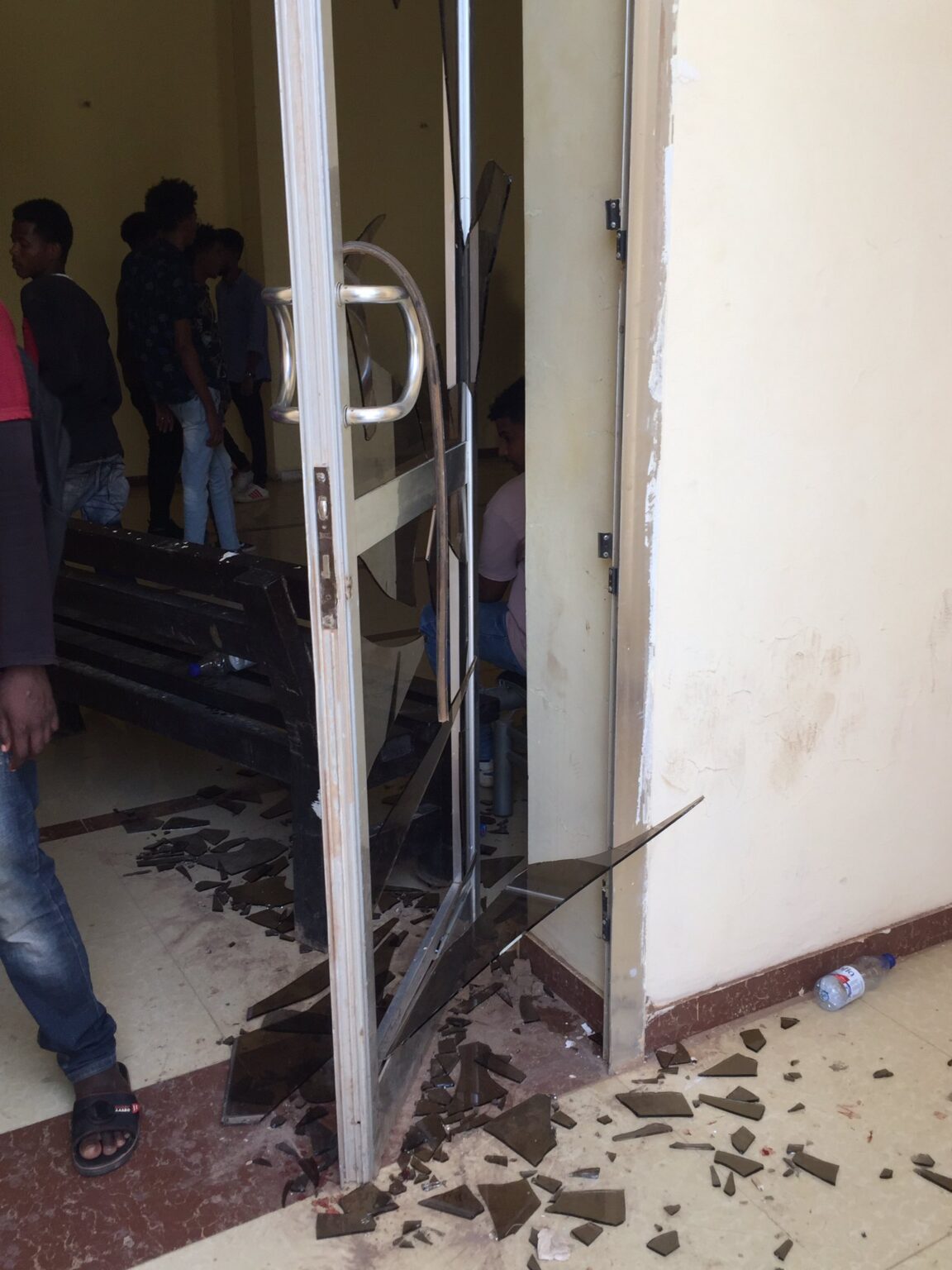 بالصور..ماذا حدث في جامعة التقانة.. زجاج مهشم و الدماء تغطي الأرض في وجود الطلاب جلمعة التقانة