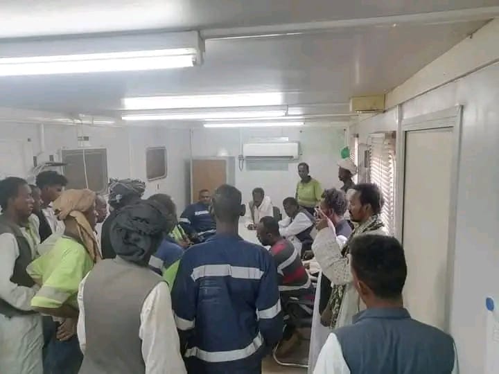 اتّفاقٌ بين وزارة المعادن وأهالي أرياب على طي الخلافات ورفع التروس عن مواقع الإنتاج محتجون يغلقون شركة ارياب