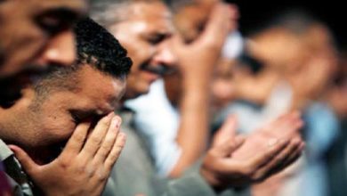 بالفيديو.. قطة تفاجئ إمام مسجد وتعتلي كتفه أثناء تلاوته القرآن في التراويح.. شاهد: ردة فعل الأخير 19383852181639120367