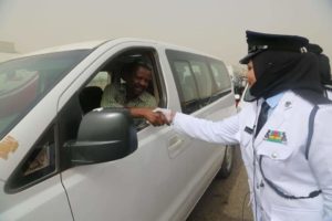 حسناء من شرطة المرور تقوم بتوزيع هدايا مختلفة للسائقين بشوارع الخرطوم IMG 20220516 WA0006