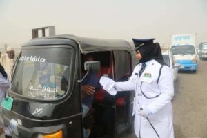 حسناء من شرطة المرور تقوم بتوزيع هدايا مختلفة للسائقين بشوارع الخرطوم IMG 20220516 WA0008
