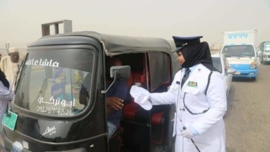 حسناء من شرطة المرور تقوم بتوزيع هدايا مختلفة للسائقين بشوارع الخرطوم IMG 20220516 WA0008
