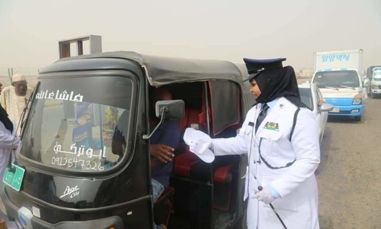 حسناء من شرطة المرور تقوم بتوزيع هدايا مختلفة للسائقين بشوارع الخرطوم IMG 20220516 WA0008