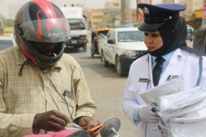 حسناء من شرطة المرور تقوم بتوزيع هدايا مختلفة للسائقين بشوارع الخرطوم IMG 20220516 WA0009