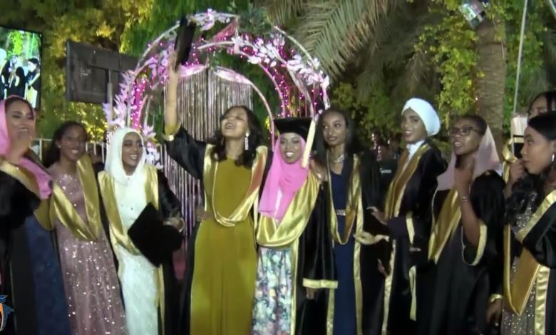 بالفيديو..خريجة تعيد طفولتها من جديد و تزف ب(عهد الأصدقاء) مع زميلاتها maxresdefault 20