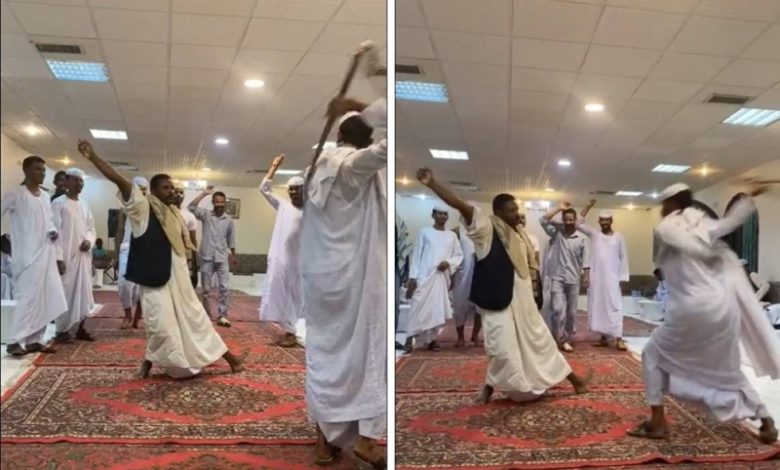 شاهد.. جلد عريس سوداني في حفل زفافه ليثبت شدة تحمله جلد العريس جعلي