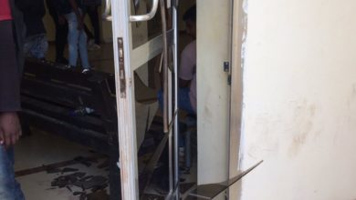 بالصور..ماذا حدث في جامعة التقانة.. زجاج مهشم و الدماء تغطي الأرض في وجود الطلاب جلمعة التقانة