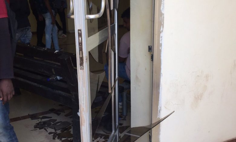 بالصور..ماذا حدث في جامعة التقانة.. زجاج مهشم و الدماء تغطي الأرض في وجود الطلاب جلمعة التقانة