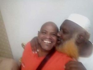شاهد نجم السوشيال ميديا صلاح سندالة في صورة طريفة و هو يداعب الممثل الكوميديان عوض شكسبير صلاح سندالة عوض شكسبير