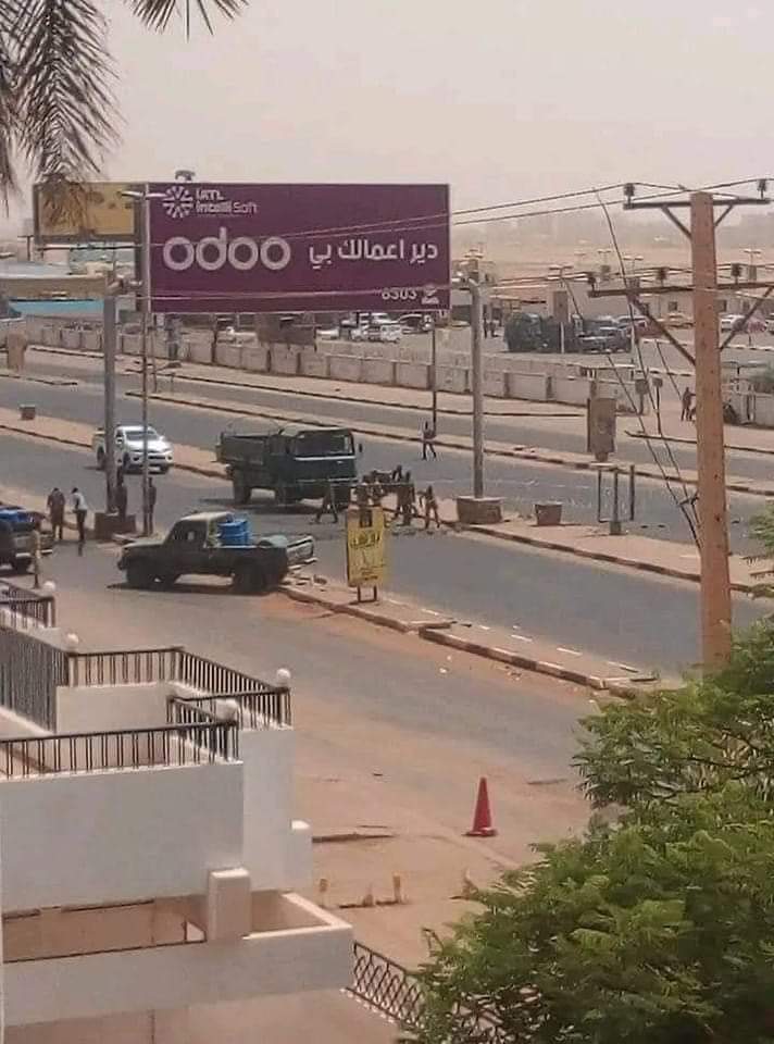 شاهد بالفيديو.. كيف تحول شارع أفريقيا “المطار” أشهر شوارع العاصمة الخرطوم بعد 6 أشهر من الحرب المدمرة اغلاق شارع المطار