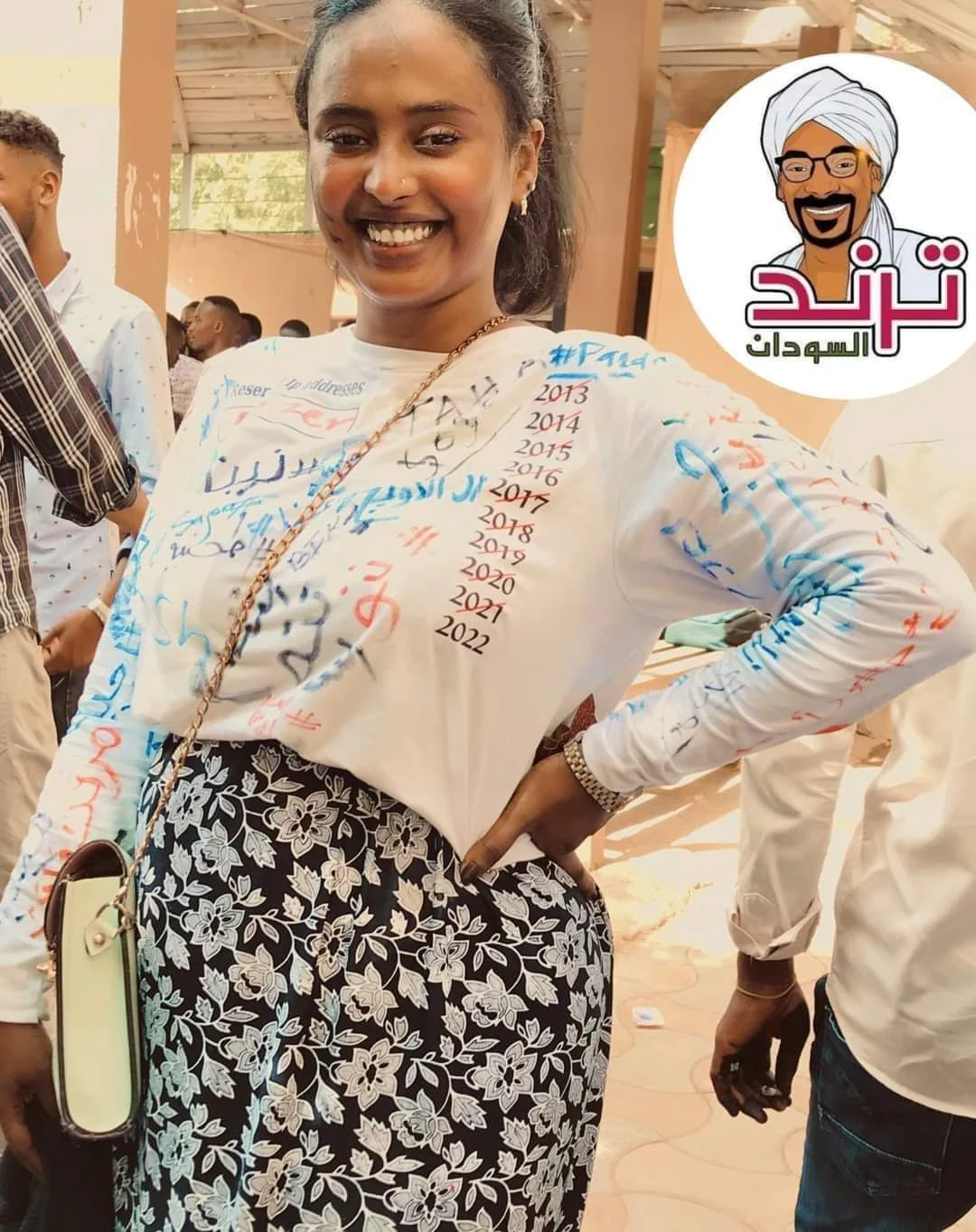 طالبة تحتفل بتخرجها