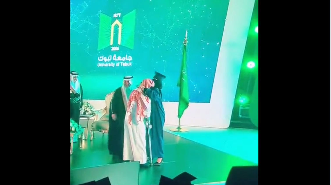 فرحة أب بتخرج ابنته من كلية الطب تغزو مواقع التواصل في السعودية فرحة اب بتخرج ابنته