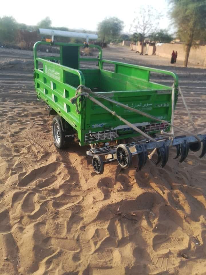إبداع مزارع سوداني في تعديل محراث محلي يجر بواسطة (توكتوك) محراث