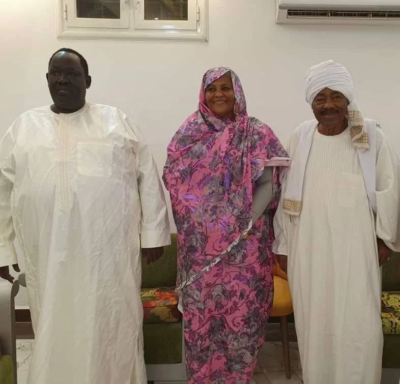 المستشار الأمني لرئيس جنوب السودان يزور مريم الصادق المهدي بمنزلها لتأكيد وحدة البلدين مريم الصادق قلواك