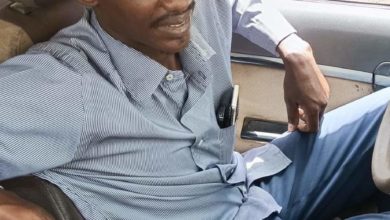 بالصورة.. (تفاصيل موقف شهم ) سائق أجرة سوداني يعيد 6 آلاف دولار وهاتف ذكي إلى صاحبه FB IMG 1655027931264